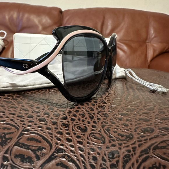 Christian Dior Paris, Butterfly Audacieuse 2, black and pink framed sunglasses - Picture 9 of 10